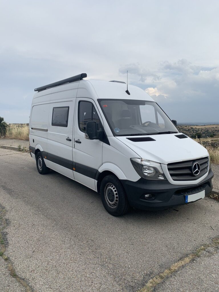 Furgoneta Camper Mercedes Sprinter L3H2 4+4: blanca, estacionada, elegante, Camperizado por BaovanCamper