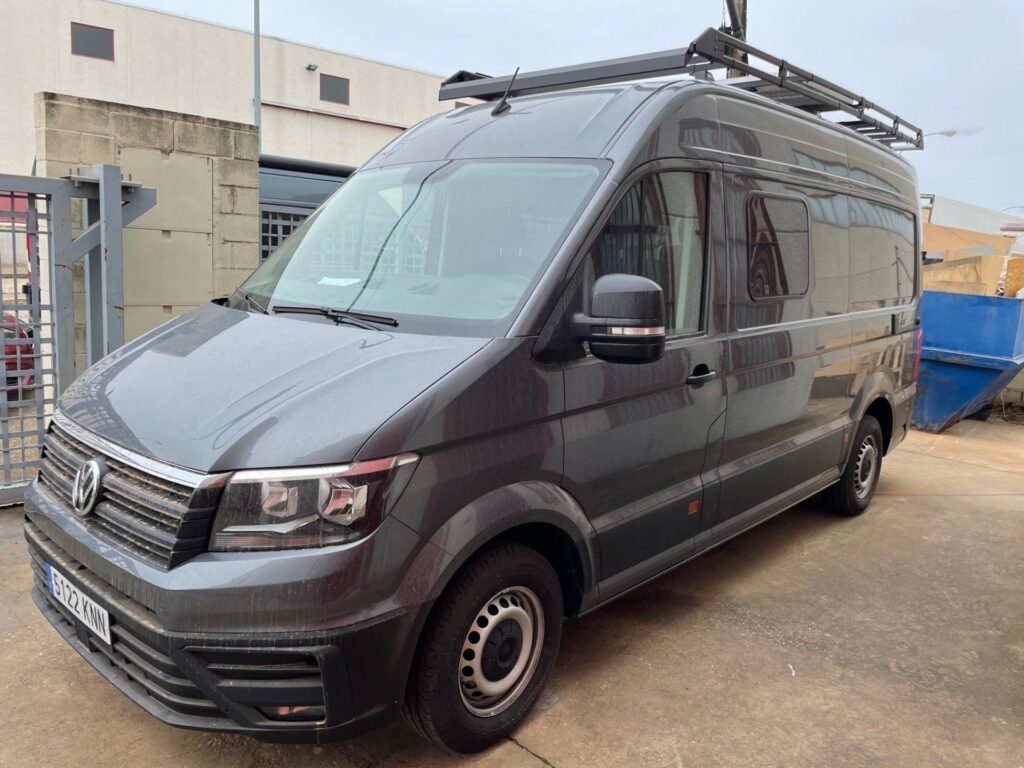 VW Crafter L2H2 2+2 con soporte en el techo.