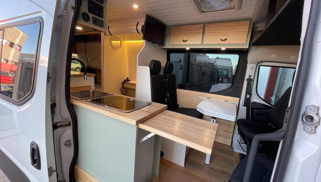 Detalle de la cocina con la bancada extendida en la Iveco Daily 4+4 Pawlonia. Camperizado por BaovanCamper