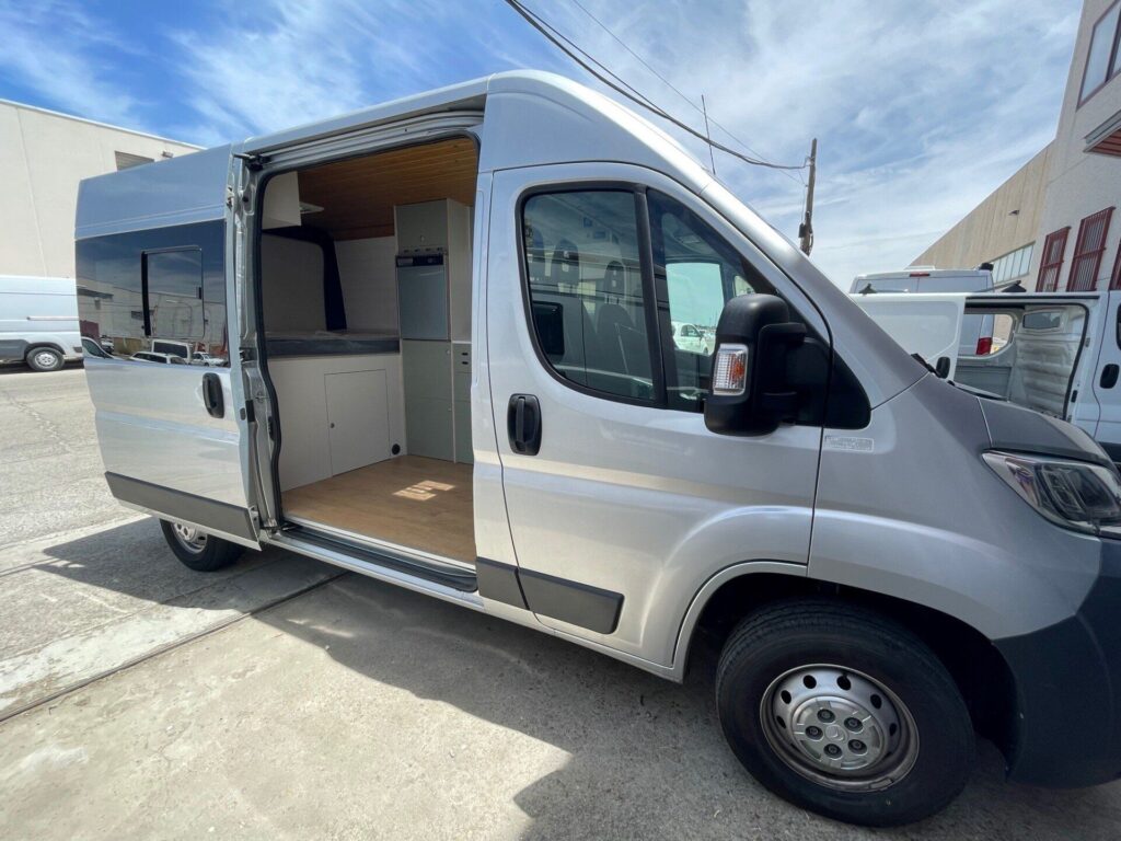 Furgoneta Citroen Jumper 3+2: puerta lateral abierta, color gris