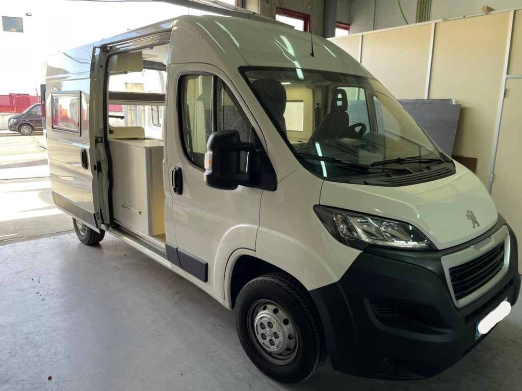 [Furgoneta Camper Peugeot Boxer 4+4: blanca, elegante, estacionada, Camperizado por Baovan Camper