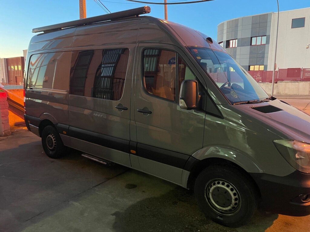 Furgoneta Camper Mercedes Sprinter AMBULANCIA 4+4: estacionada, puertas cerradas, amplia, Camperizado por BaovanCamper