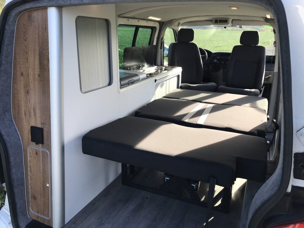 Cama extendida ocupando el interior de la Volkswagen Transporter T5