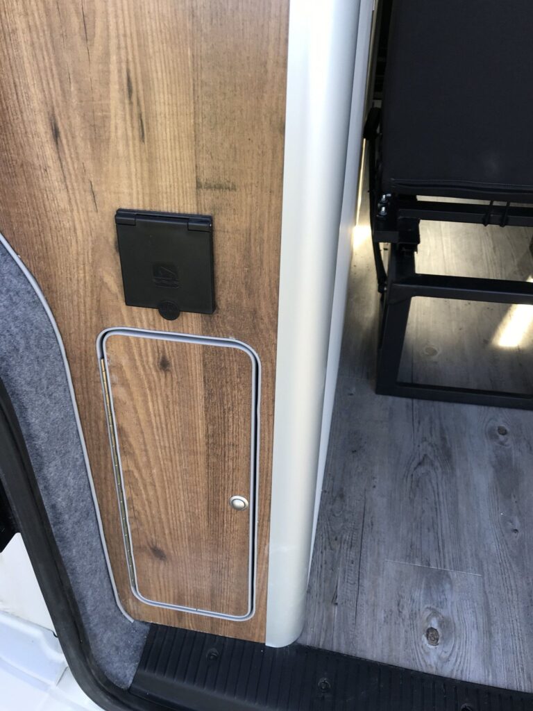 Detalle de armario para guardar cosas en la Volkswagen Transporter T5