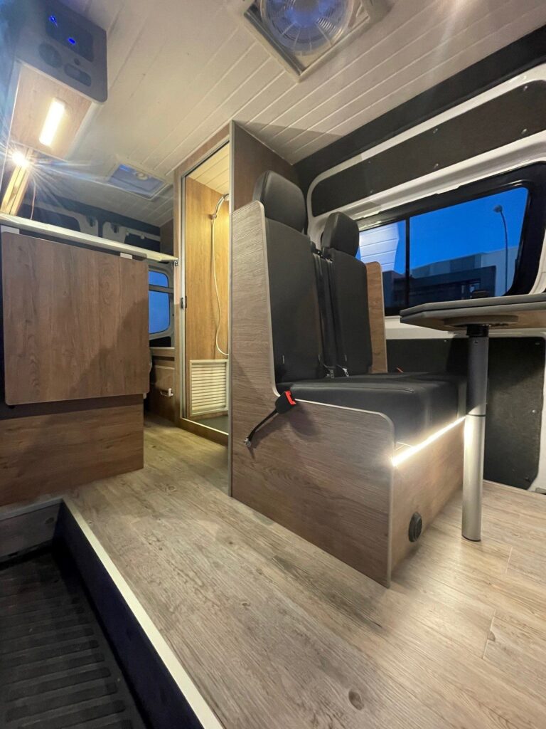 Zona de descanso: iluminada, mesa plegable, Camperizado por BaovanCamper