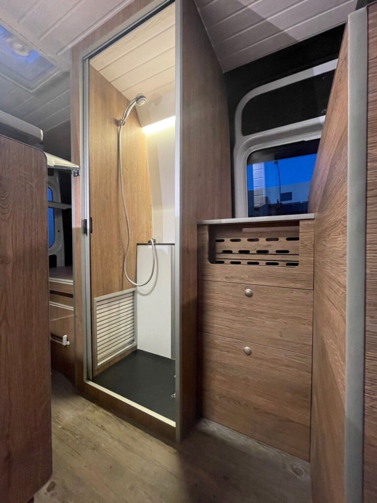 Detalle del baño completo: ducha suspendida, Camperizado por BaovanCamper