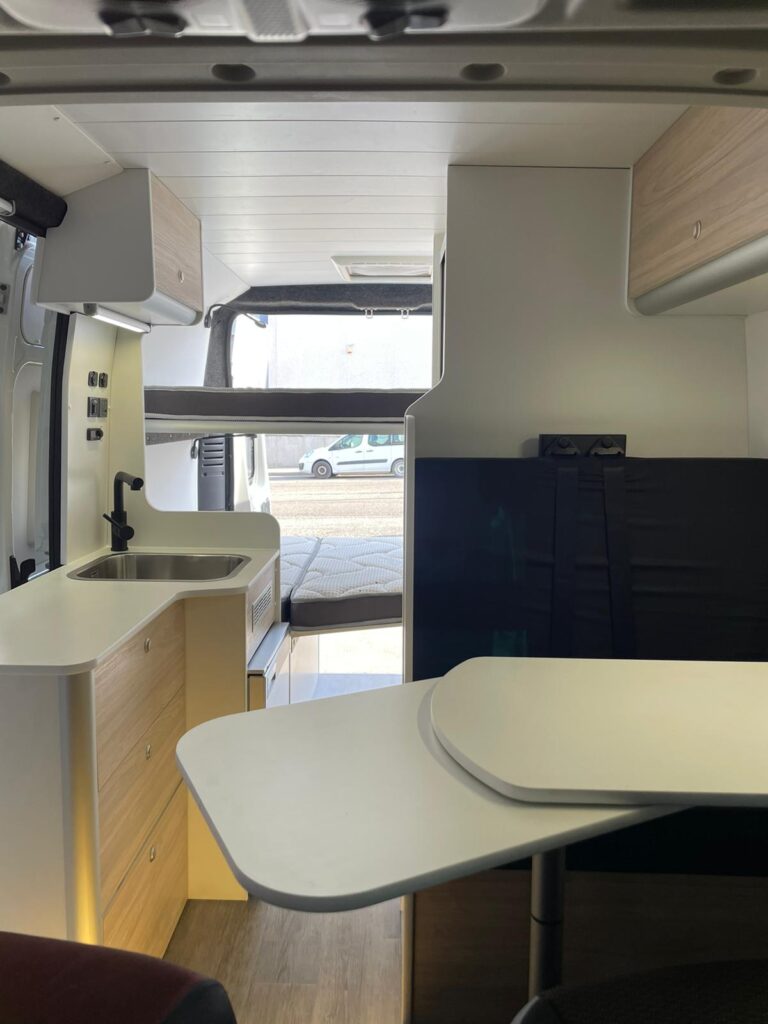 Área de descanso: mesa abierta, Camperizado por Baovan Camper