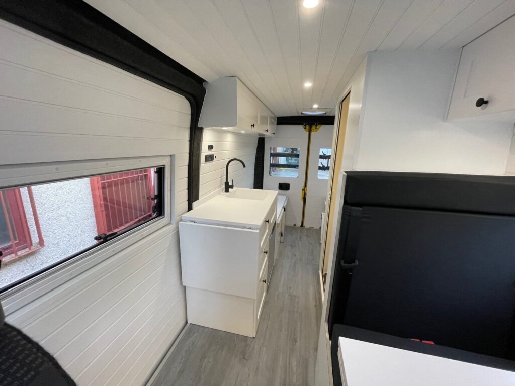 Vista interna de la espaciosa Peugeot Boxer L3H2 4+2 CORIAN, Camperización por Baovan Camper.