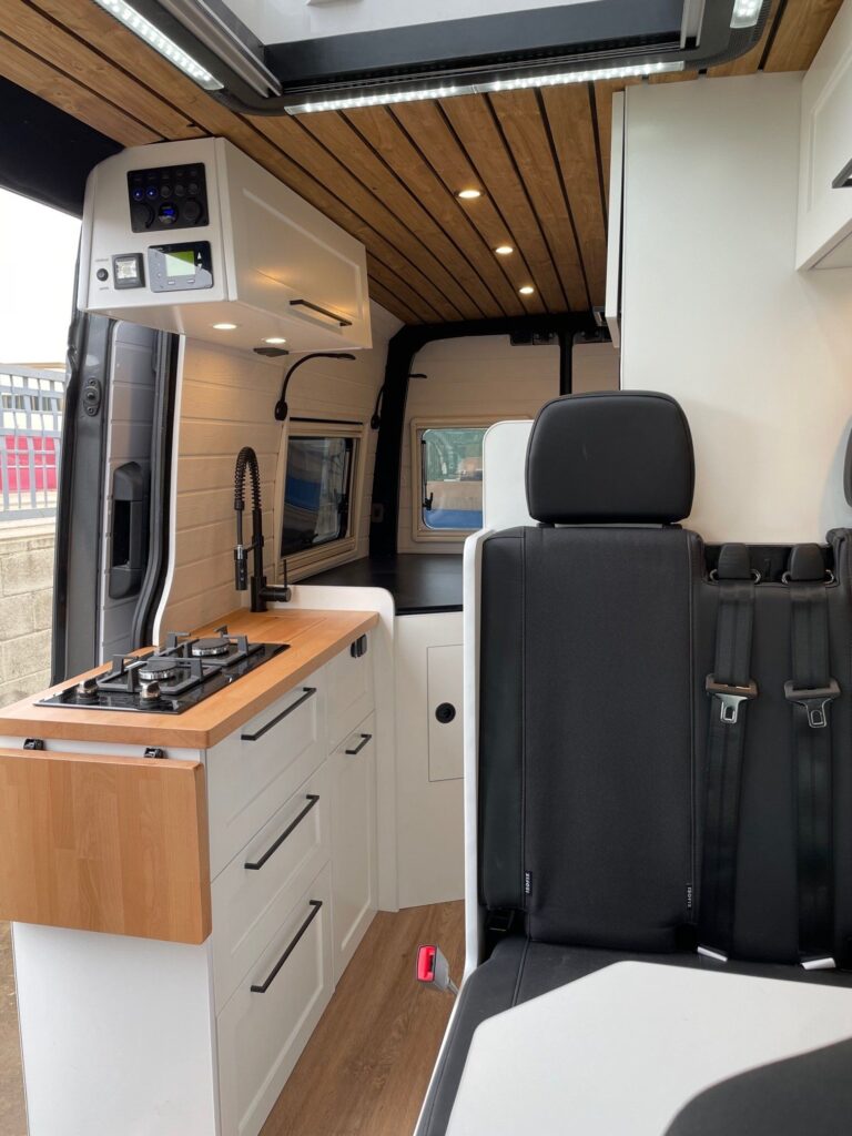 VW Crafter L2H2 2+2 con interior luminoso y espacio para cocinar.