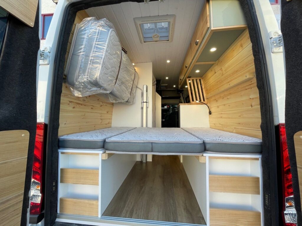 Detalle trasero de la cama de casal montada en la Iveco Daily 4+4 Pawlonia. Camperizado por BaovanCamper
