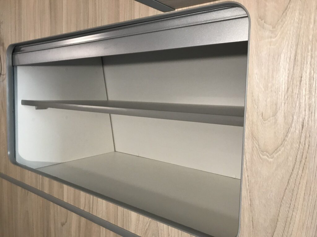 Detalles de los estantes en la Camper Volkswagen Transporter T5 convertida por Baovan.