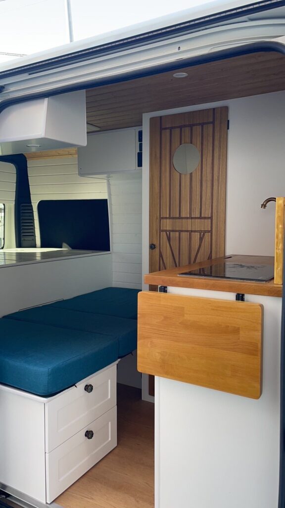Detalhe da bancada com extensão dobrada e espaço para sentar na furgoneta Boxer L2H2 3+3