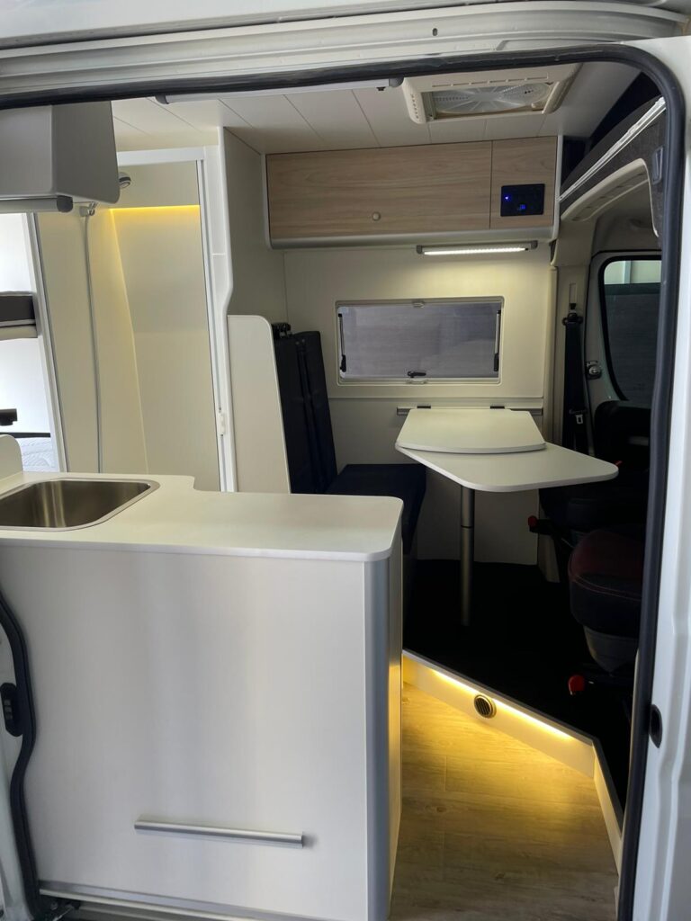 Detalle de la cocina: plataforma extensible, mesa plegable, Camperizado por Baovan Camper