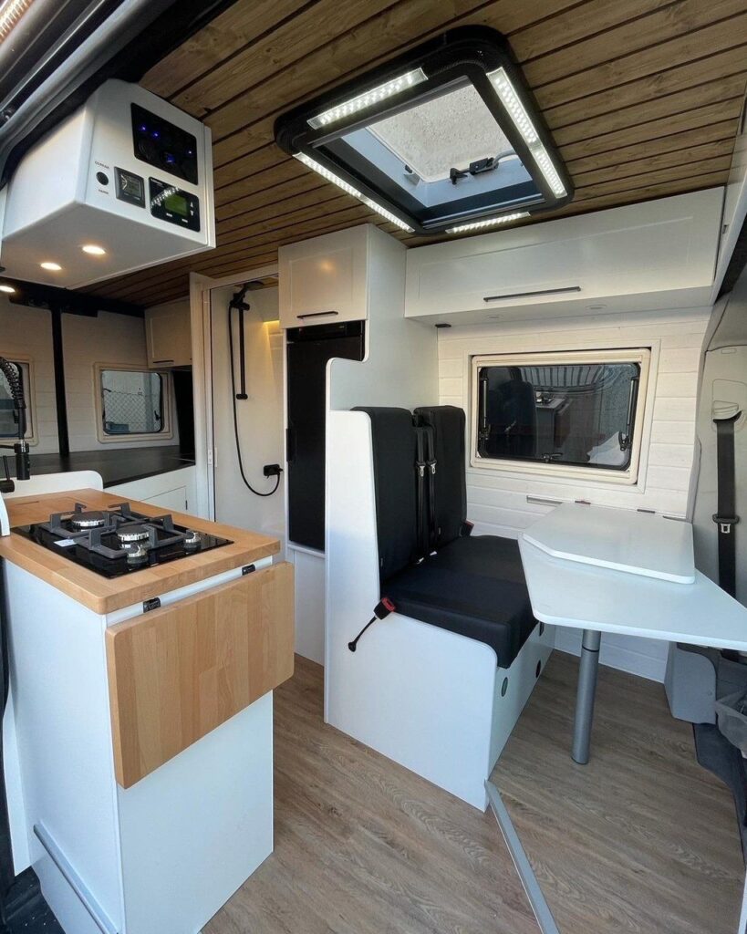 VW Crafter L2H2 2+2 con espacio para cocinar, mesa plegable, ventana y claraboya.