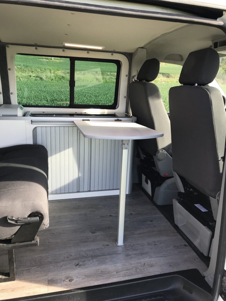 Espacio de descanso para dos personas en la Volkswagen Transporter T5
