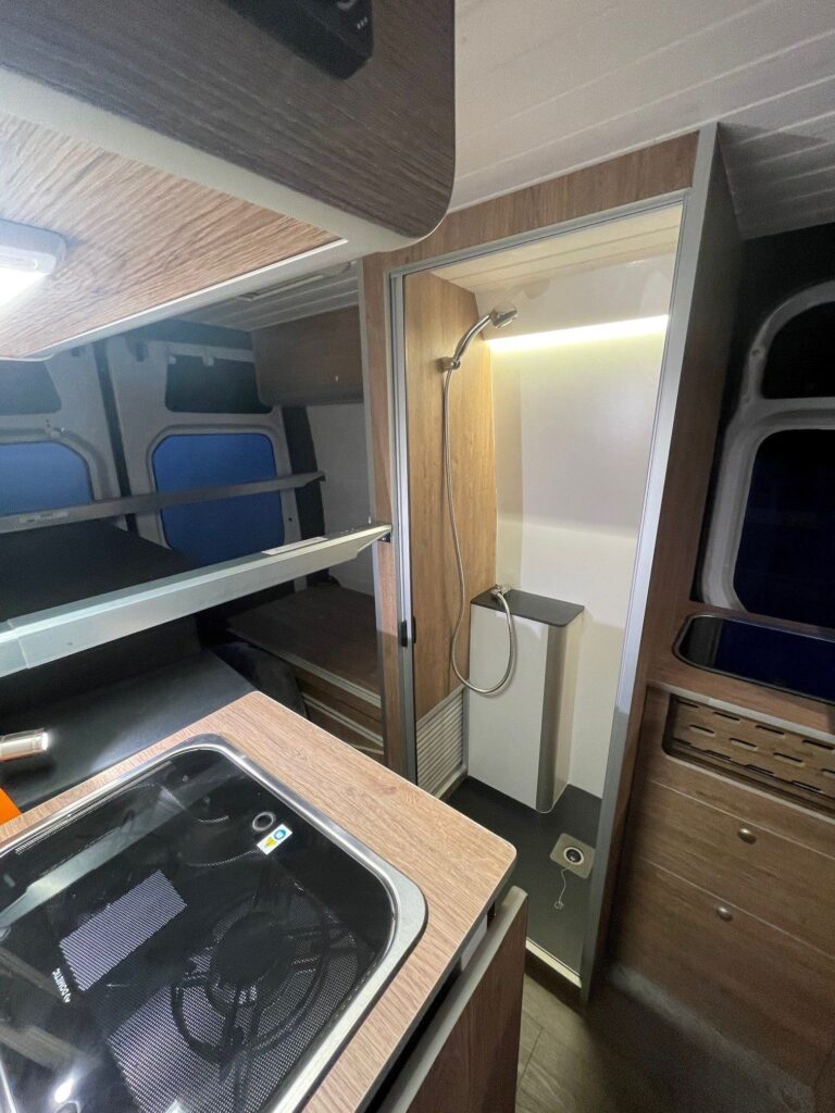 Detalle de la cocina: vista del baño completo, Camperizado por BaovanCamper
