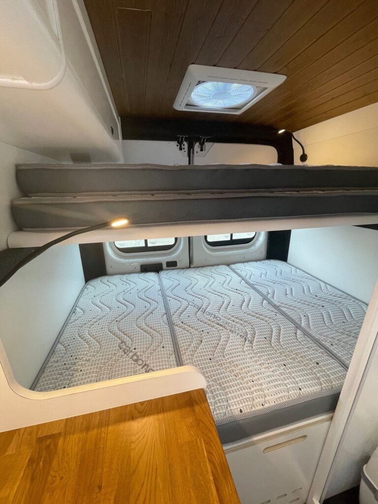 Detalle de las amplias camas montadas en la parte trasera de la furgoneta Camper Peugeot Boxer L3H2 4+4.