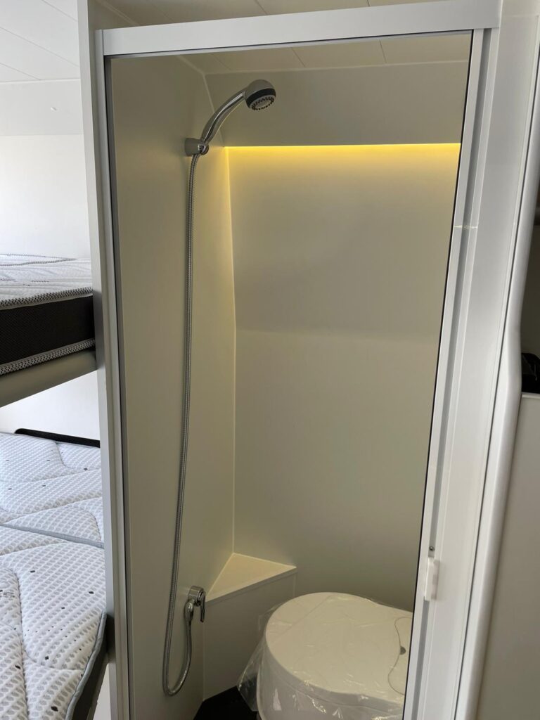 Baño: ducha suspendida, inodoro, Camperizado por Baovan Camper