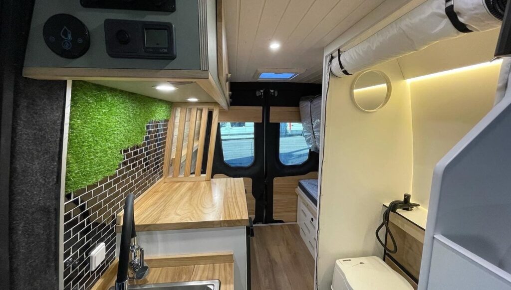 Detalle de la cocina: grandes bancadas, decoración, panel de control de temperatura. Camperizado por BaovanCamper