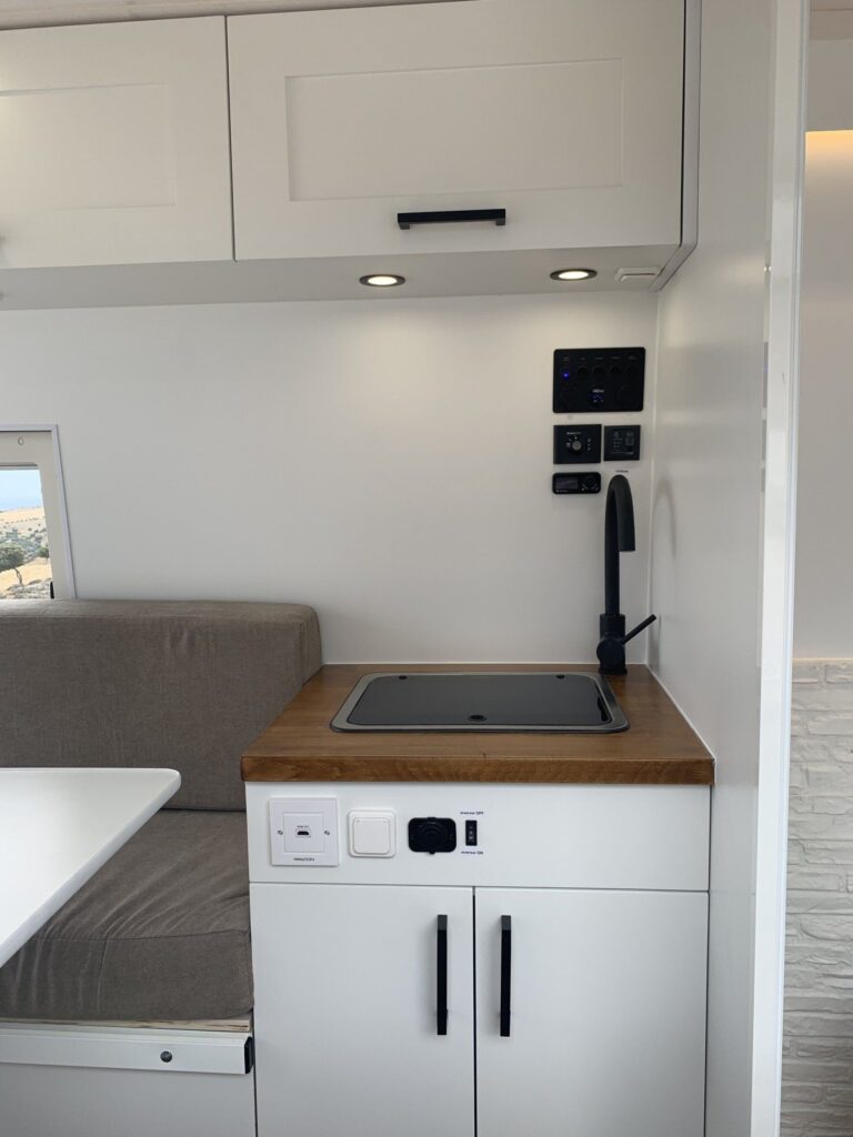Detalle del fregadero con enchufes en la Camper Mercedes Sprinter L3H2 4+4. Camperizado por BaovanCamper.