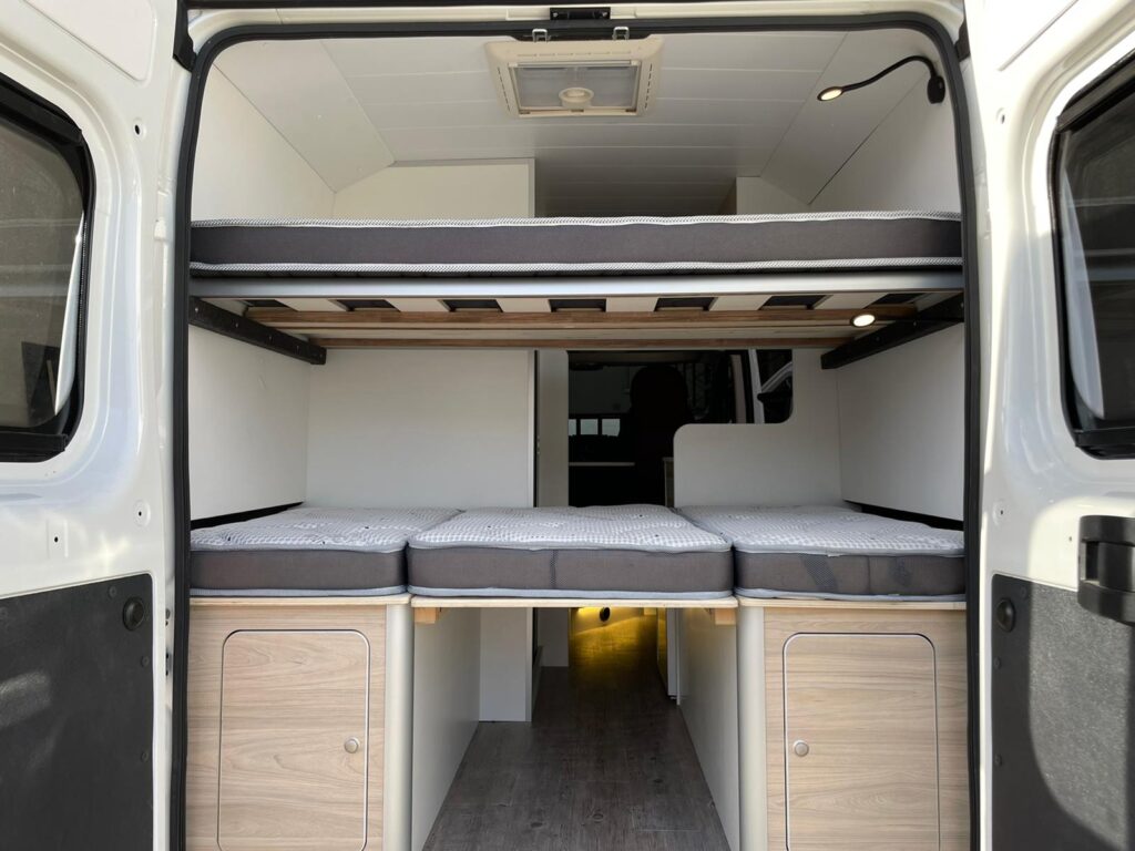 Cama en formato litera: espacio debajo, Camperizado por Baovan Camper