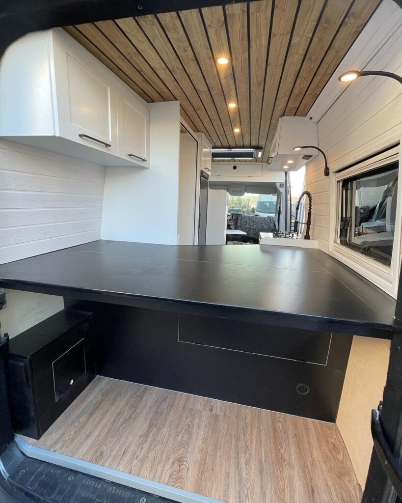 VW Crafter L2H2 2+2 con espacio de dormir confortable y amplio espacio de almacenamiento.