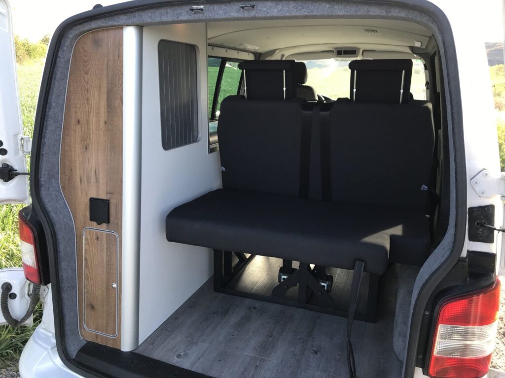 Detalle de la cama empezando a montarse en la Volkswagen Transporter T5: espacio para sentarse, vista desde la parte trasera
