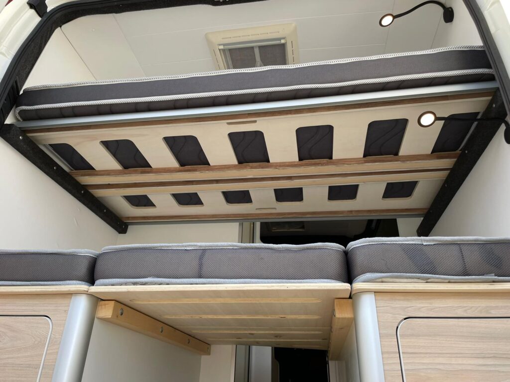 Detalle del acabado de la cama: confort, seguridad, Camperizado por Baovan Camper