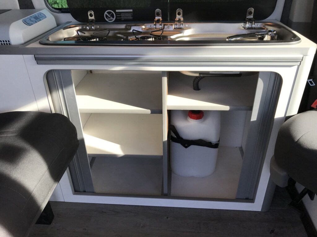 Detalle de la zona de cocina: depósito de agua en la Volkswagen Transporter T5