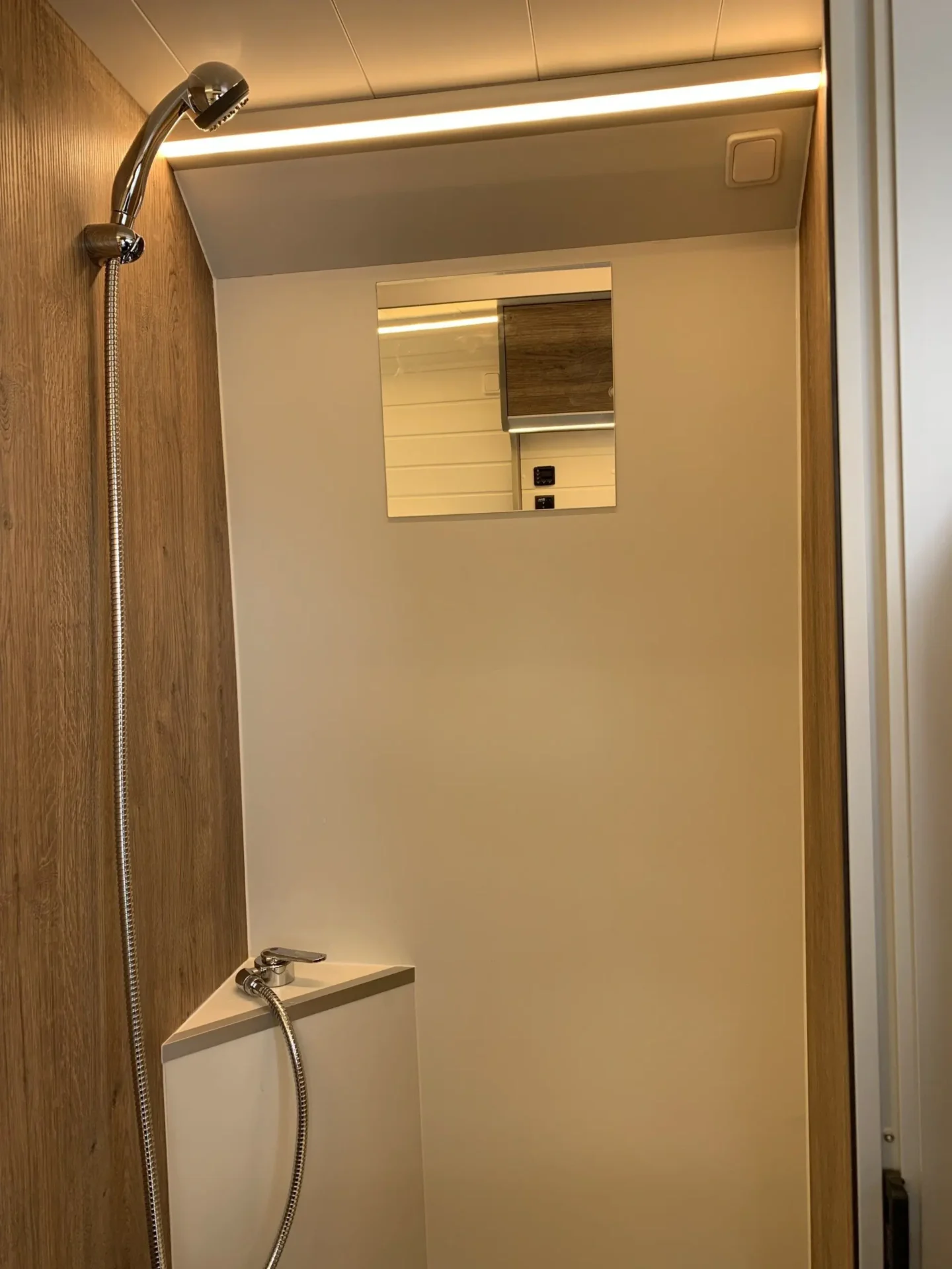 Detalles de espejo y acabado premium de la furgoneta Peugeot Boxer adaptada por Baovan Camper