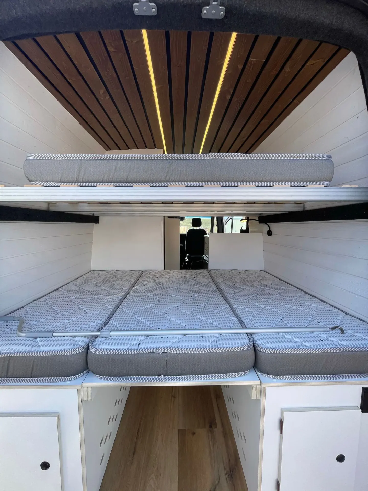 MB Sprinter Camper 4+4 Con Estilo con dos camas grandes (literas)
