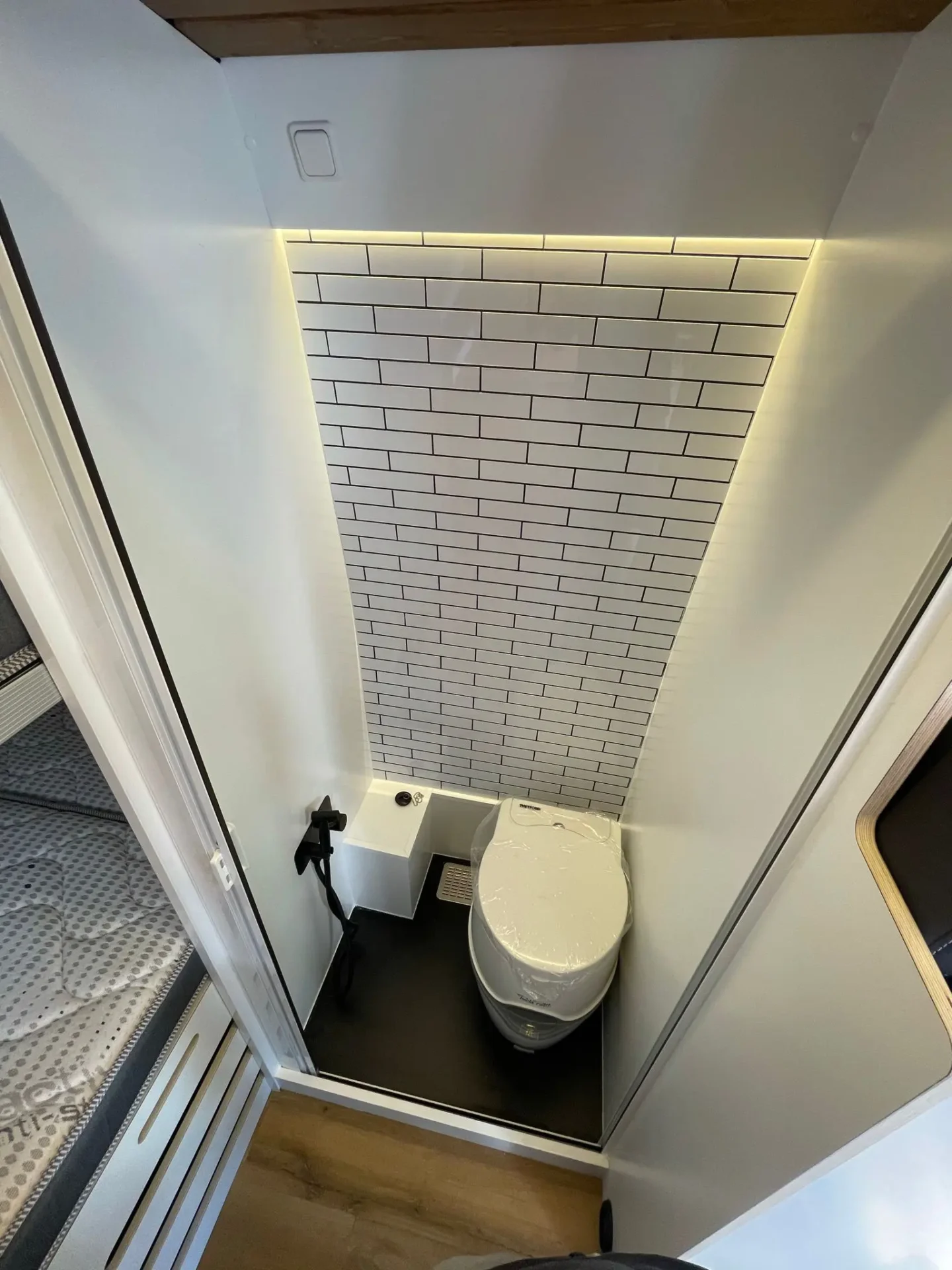 MB Sprinter Camper 4+4 Con Estilo con baño completo, ducha e inodoro.