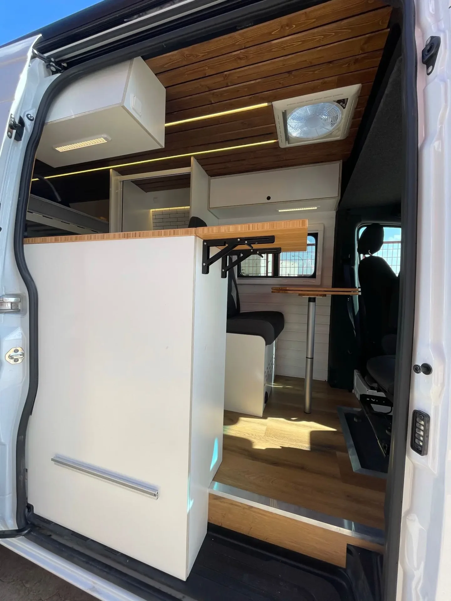 MB Sprinter Camper 4+4 Con Estilo con fregadero extensible y espacio extra.