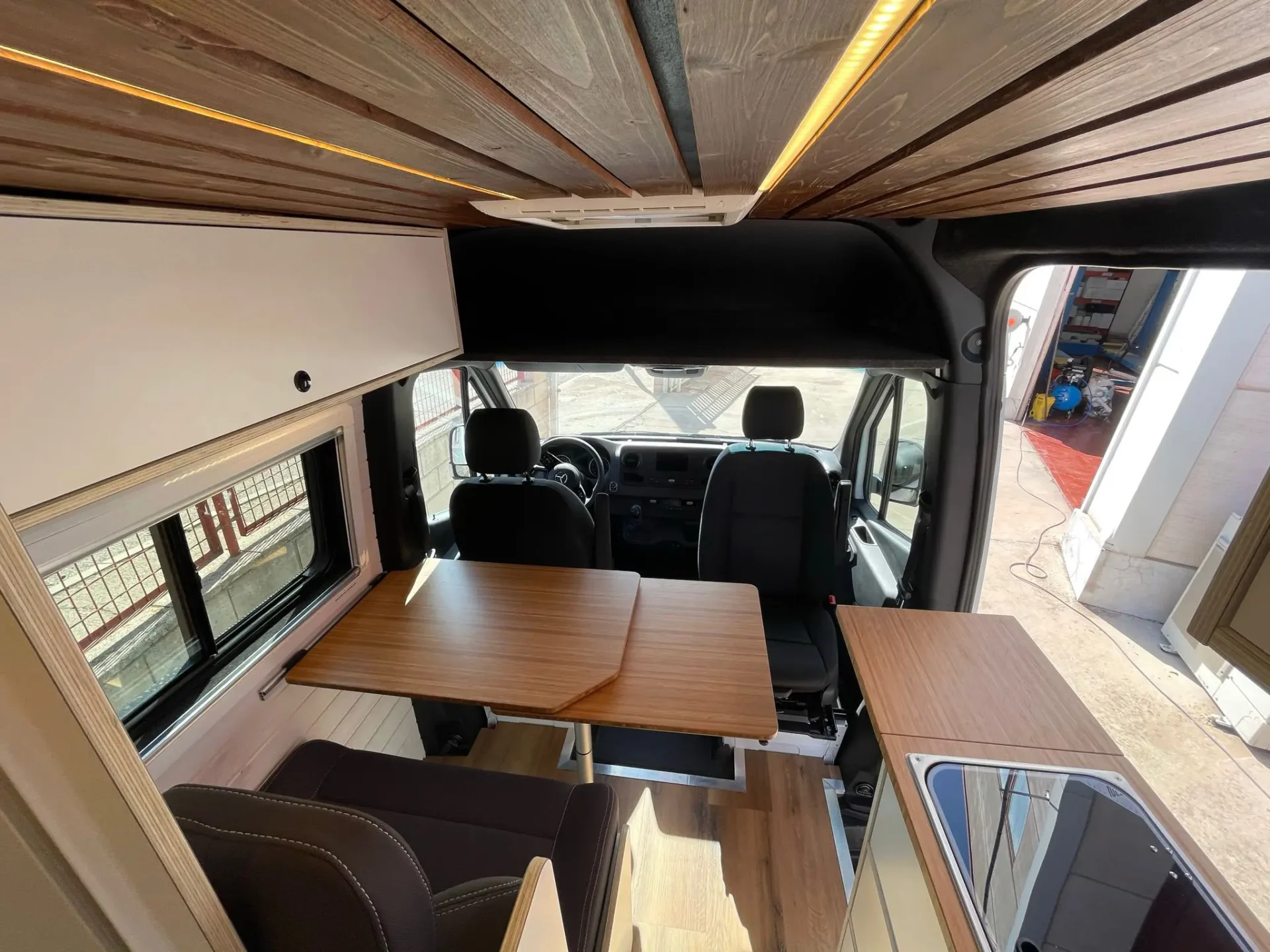 MB Sprinter Camper 4+4 Con Estilo con mesa plegable y extensible, gran superficie de trabajo.