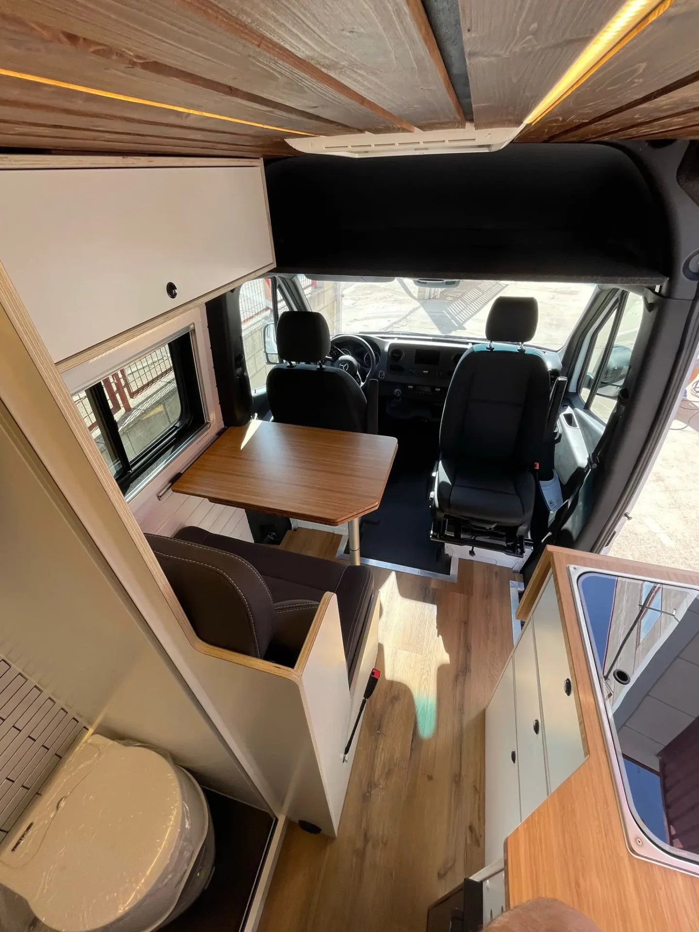 MB Sprinter Camper 4+4 Con Estilo con asiento del copiloto girado 180 grados para más espacio.