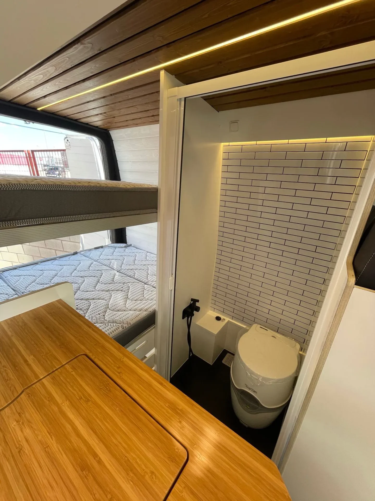 MB Sprinter Camper 4+4 Con Estilo con baño completo, ducha y dos camas grandes.
