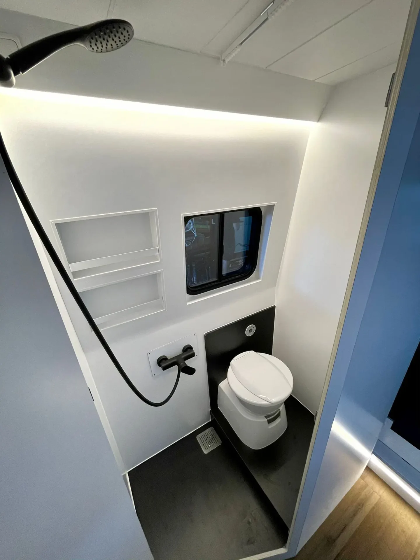 Detalles del baño completo de la Camper VW Crafter L4H2.