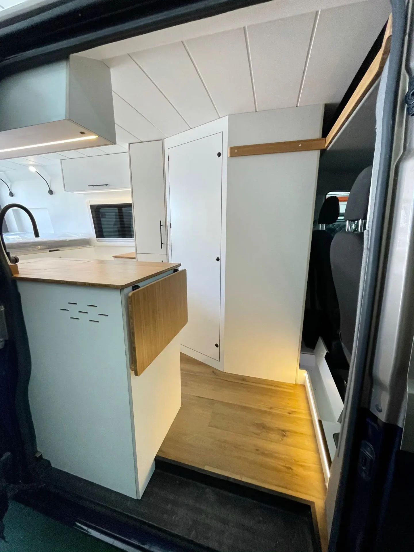 Camper VW Crafter L4H2 con encimera extensible, armario y baño completo.