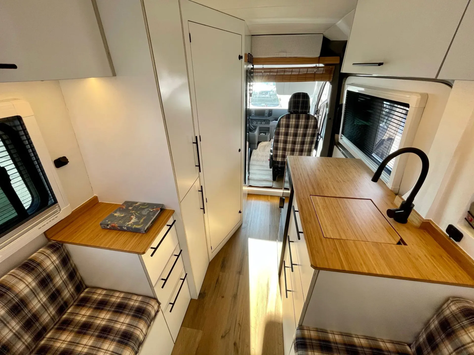 Camper VW Crafter L4H2 con interior decorado a cuadros.