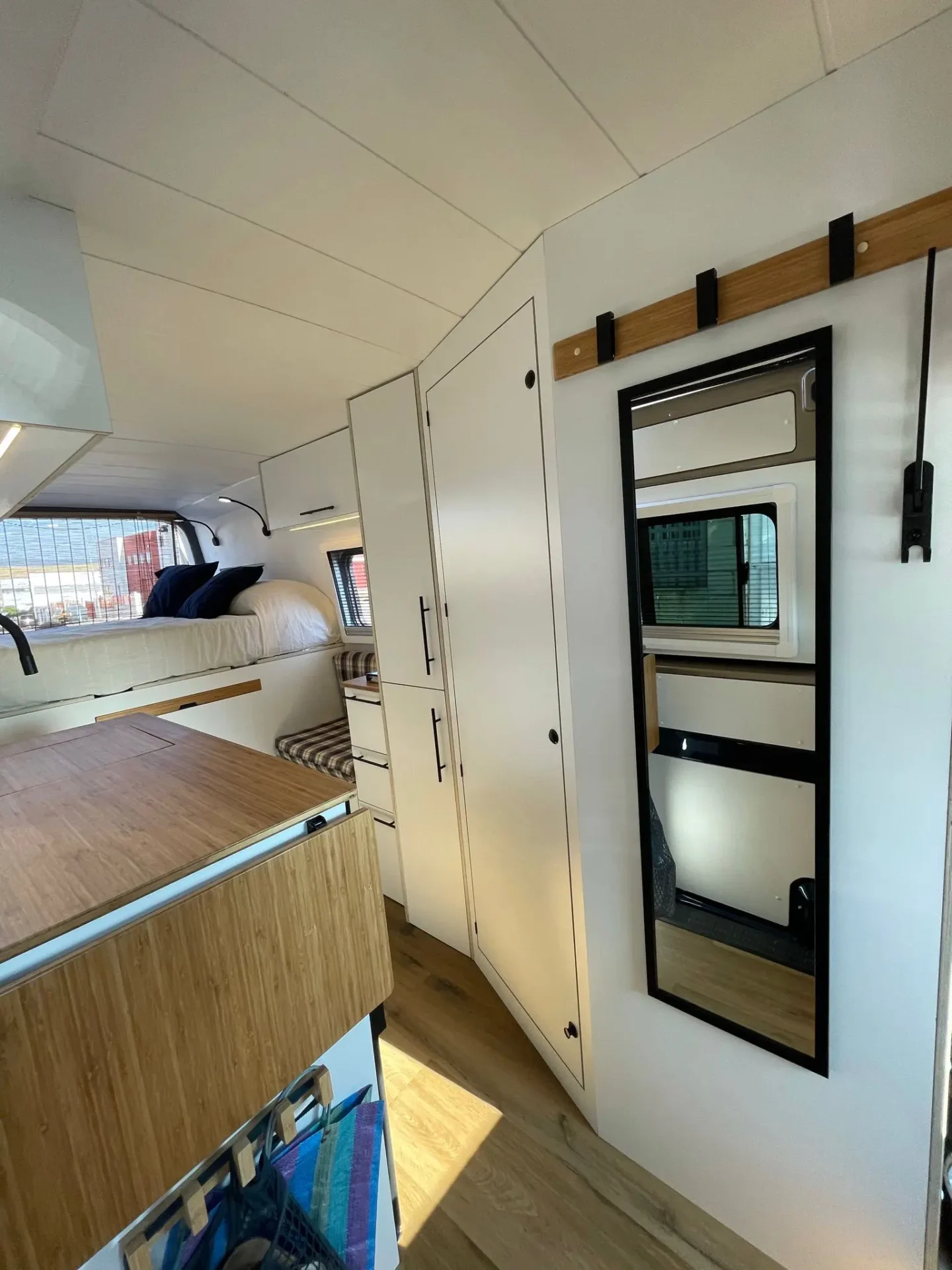 Camper VW Crafter L4H2 con baño completo, armarios, ventanas y gran confort.