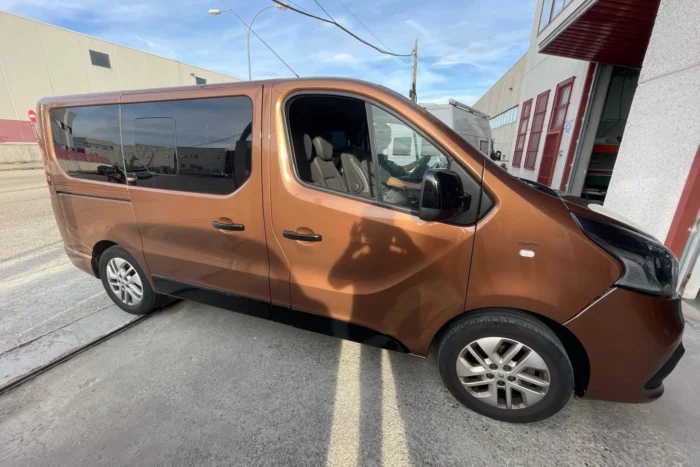 Renault Trafic camperizado en color cobre con sistema de cama sobre asientos traseros