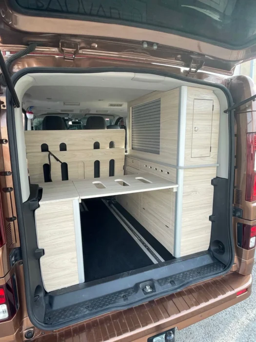 Renault Trafic Camper con cama plegable, mostrando cómo se pliega y guarda.