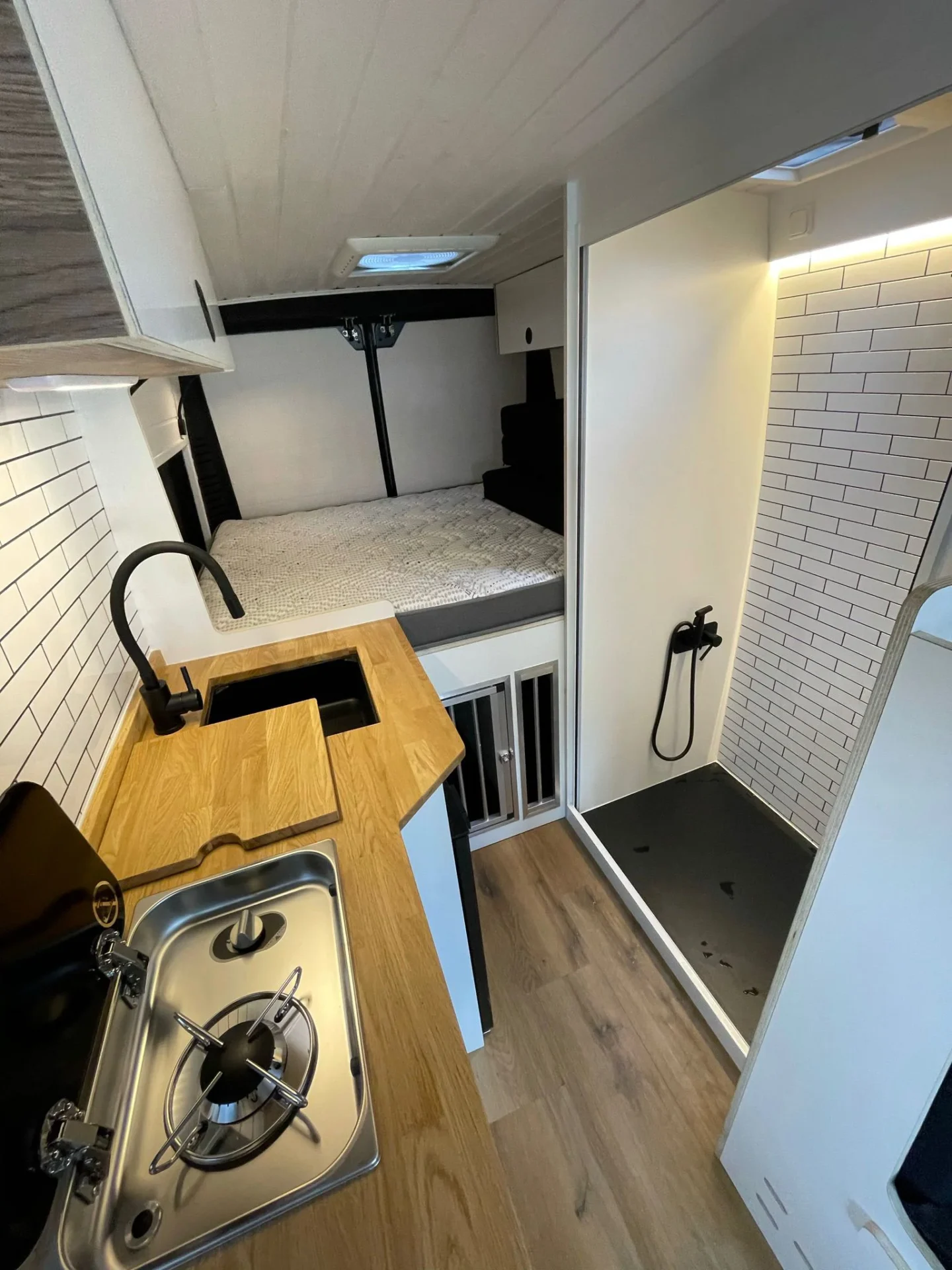 Baño completamente abierto con baño completo, nevera, cocina y cama
