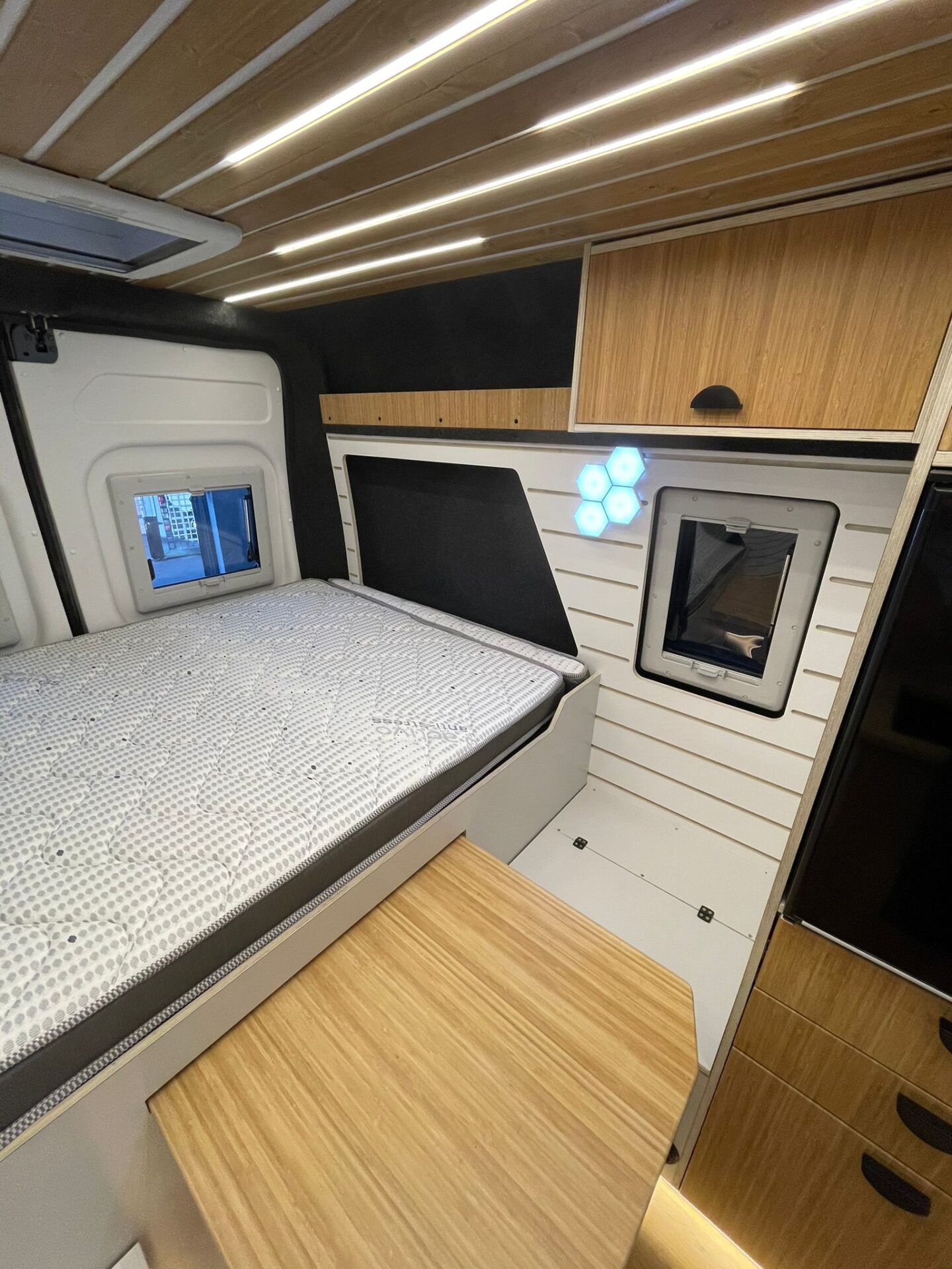 Cama con iluminación moderna